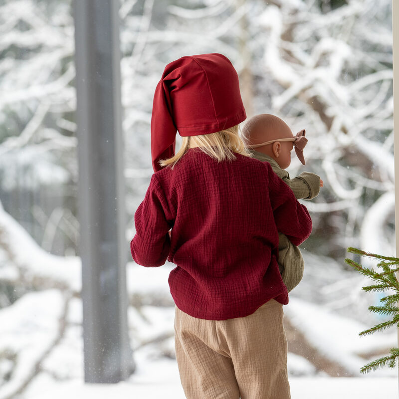 Bordeaux paita ja beiget harso-housut sekä punainen tonttulakki