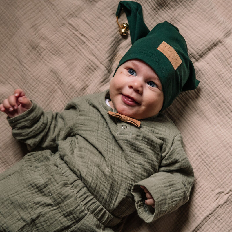 Olive-colored muslin clothes and green elf hat